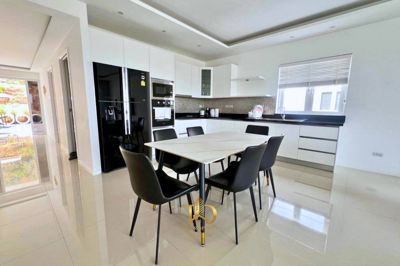 FOR RENT  3 Bedrooms 3 Bathrooms 6