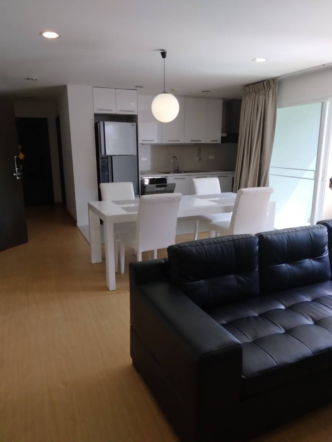 ให้เช่าคอนโดหรูสไตล์วิวล่า สองขนาด 100-200 ตรม. 2 ห้องนอนและ 2 ห้องน้ำ, จากุซซี่ ใกล้บิ๊กซีเอกมัย 5