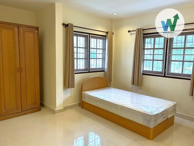 ให้เช่าบ้านเดี่ยว 90 ตร.ว. ใกล้ม.รังสิต สวยมาก 5 ห้องนอน 4 ห้องน้ำ 3 แอร์ 6 ที่จอดรถ  ปรับปรุงใหม่เอี่ยม พร้อมเฟอร์นิเจอร์ 7
