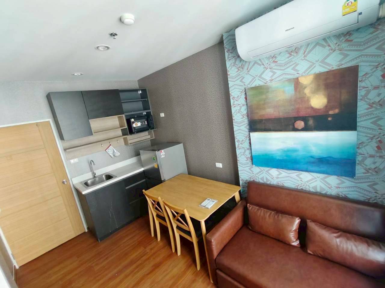 Twin Tower​  Pattaya​Jomtien​  For rent  1 bedroom  1 bathroom  Size 25 sqm.  Building A, Floor 21 Fully furnished  new set . Rent 11,000 baht/Month 11