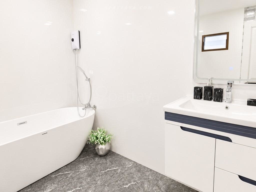 For Rent — Large Single House at Pattaya Land and House, Noen Phlap WanLarge house for rent at Pattaya Land and House, Noen Phlap Wan area. Spacious 13