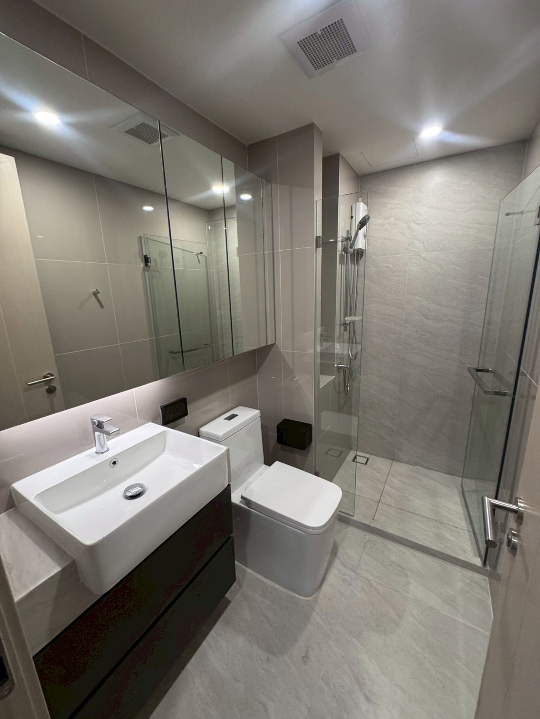 ให้เช่า Condo Origin place bangna ชั้น 10 ขนาด 29 ตรม. วิวสระ ระเบียงฝั่งตะวันออก แดดเช้า  ภาพจากห้องจริง เฟอร์นิเจอร์บิวท์อินครบ ที่นอน lLUNIO 11