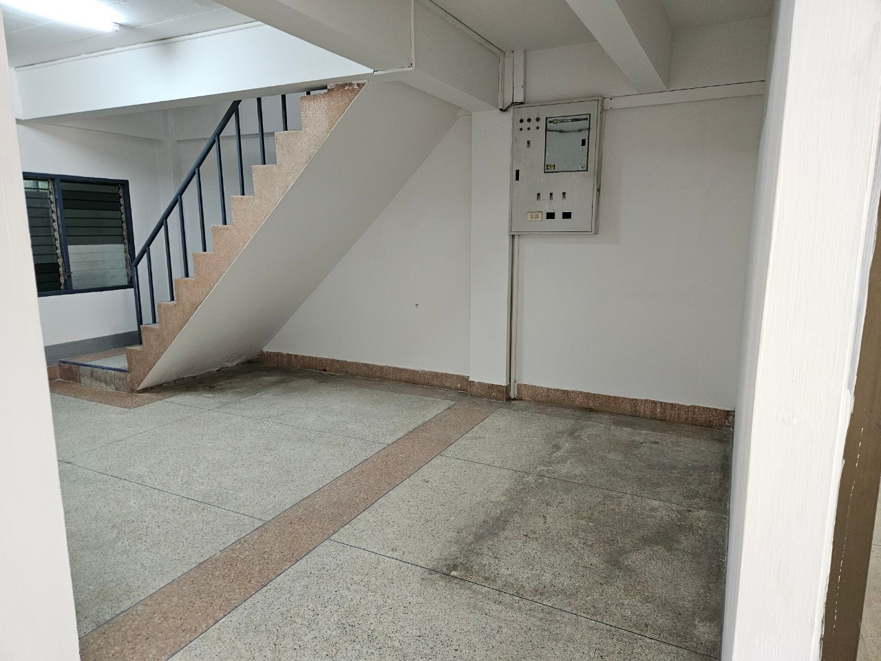 ให้เช่าตึกแถว 5 ชั้น ซอยวัดนักบุญเปโตร ตำบลท่าข้าม อำเภอสามพราน จังหวัดนครปฐม 5 ชั้น 5 ห้องนอน 5 ห้องน้ำ แต่งสวยพร้อมอยู่ ใกล้วัดนักบุญเปโตร 3