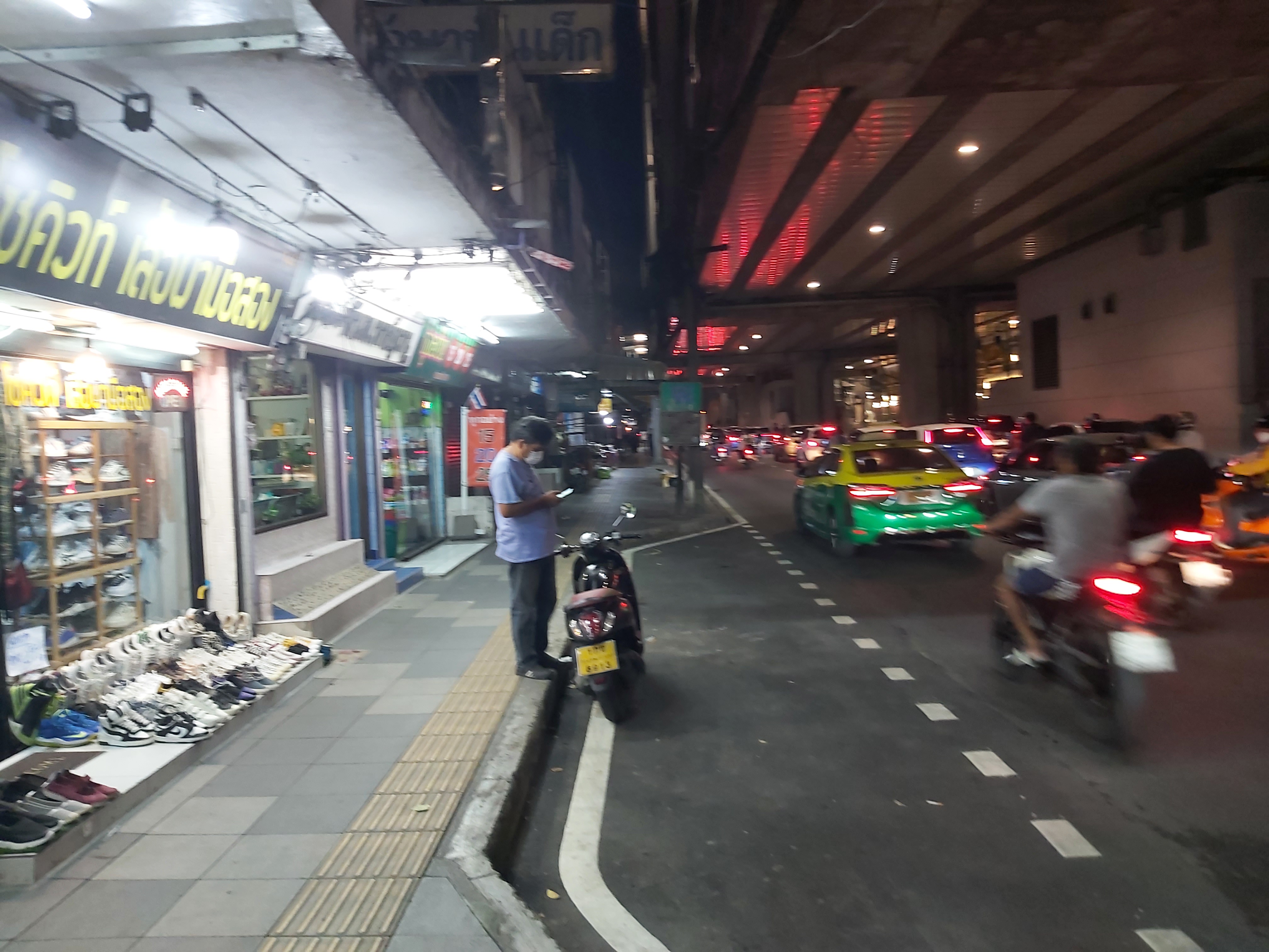 เซ้งร้านรองเท้าและเสื้อ ผ้ามือสองปากซอยลาดพร้าว 41 ทำเลทอง 14