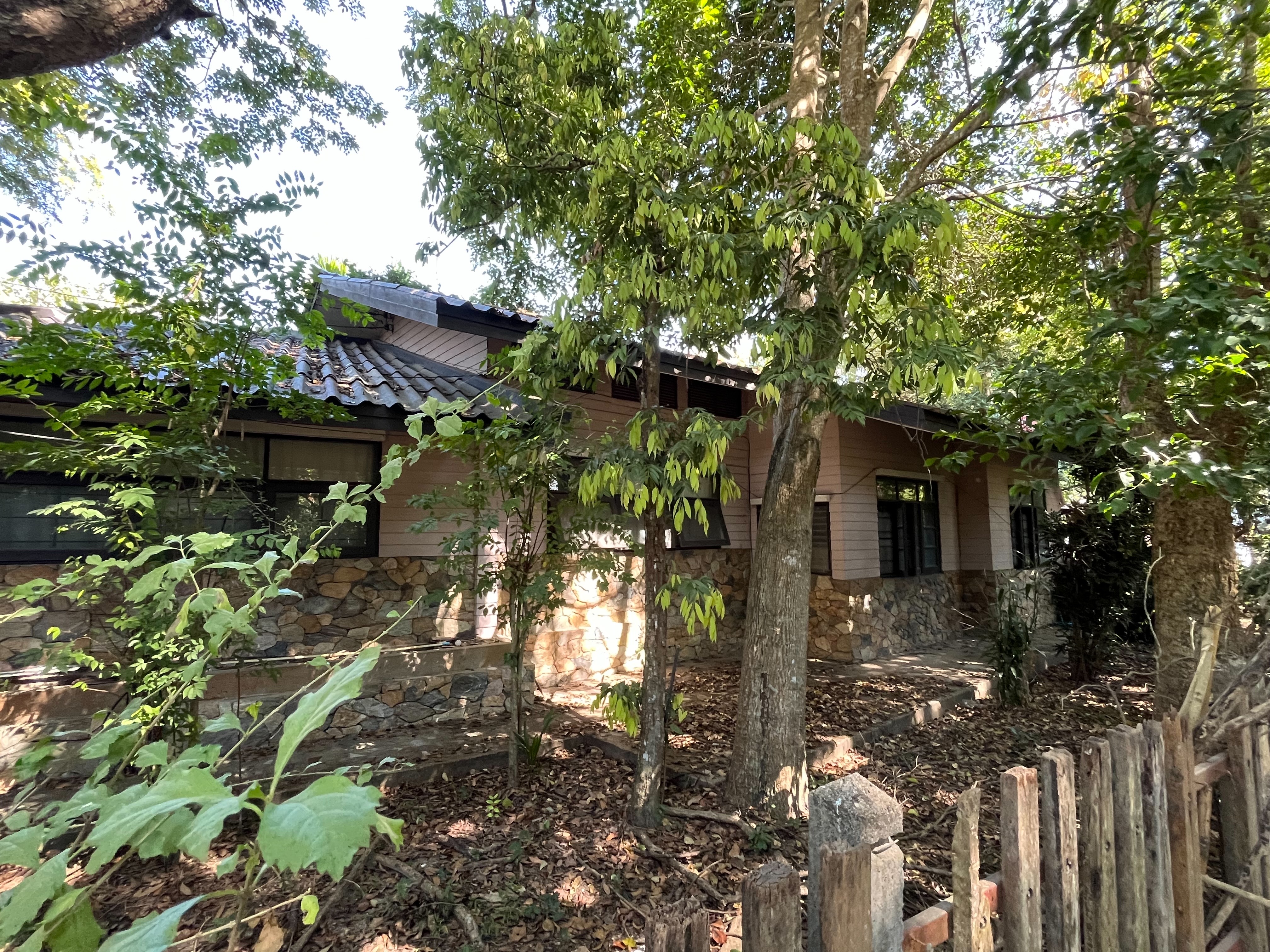 ที่ดินพร้อมบ้าน จำนวน 1 ไร่ มี 2 โฉนด 12