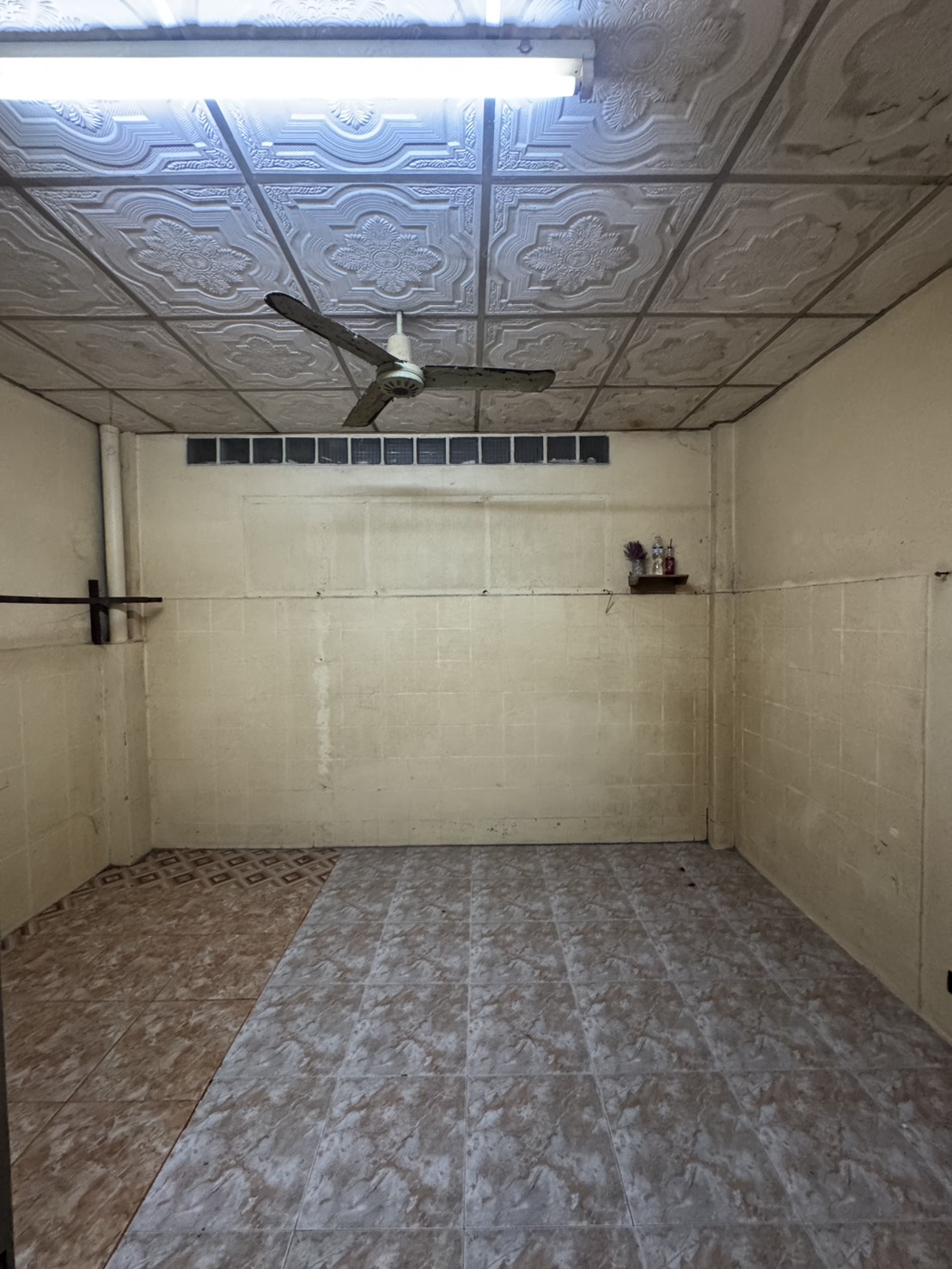 ทาวน์เฮ้าส์ 2 ชั้น ทำเลทอง ใจกลางตลาดสี่มุมเมือง เหมาะสำหรับนักลงทุน ปล่อยเช่าต่อได้ทันที มีรายได้สม่ำเสมอ 13