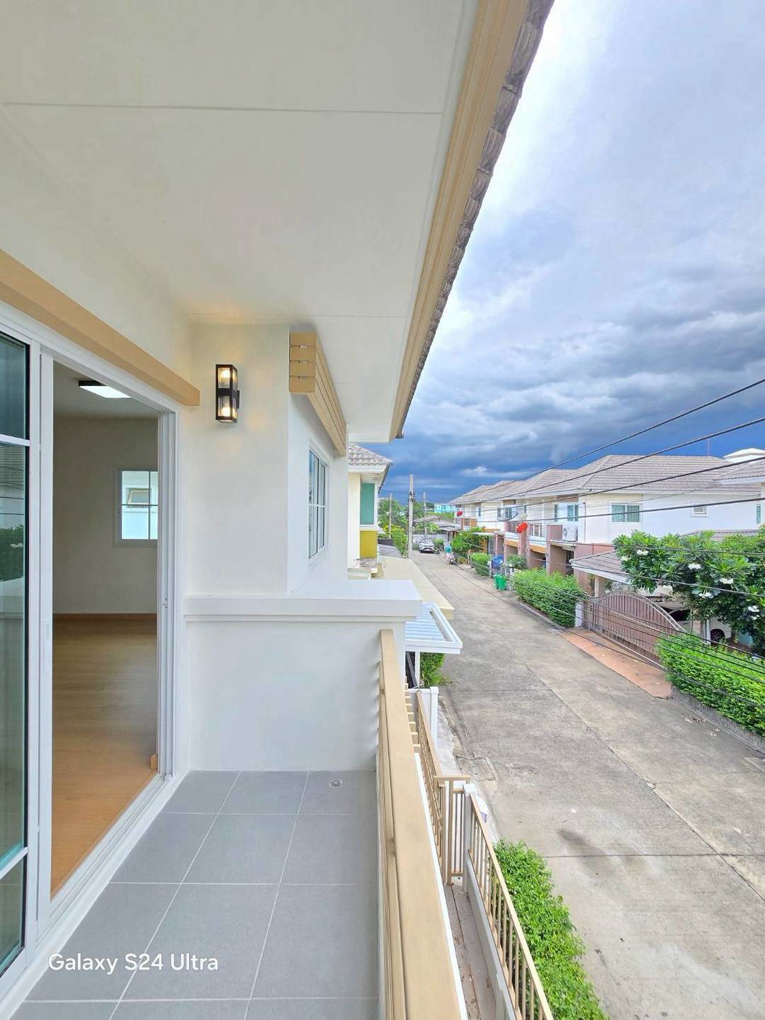 หมู่บ้านวิลล่าคุณาลัย1  วัดลาดปลาดุกบ้านแฝด 2 ชั้น ตกแต่งใหม่พร้อมอยู่ สไตล์บ้านเดี่ยวมีพื้นที่รอบบ้าน 18