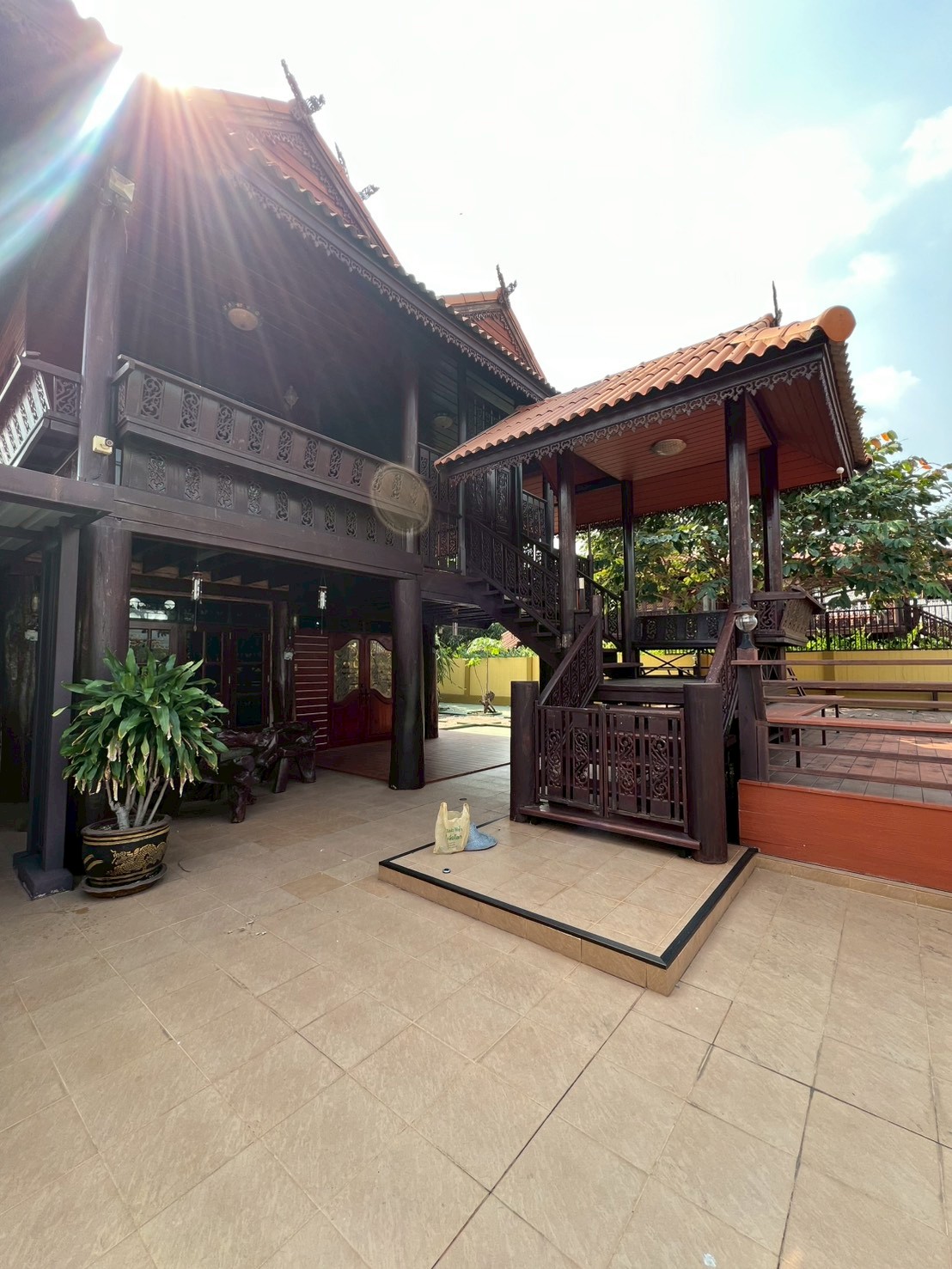 ขายบ้านเรือนไทย ใกล้สนามบินสุวรรณภูมิ  2 ชั้น ขนาด 307ตรว. 3 นอน 2 น้ำ - ม.ลาดกระบัง - ใกล้สยามพรีเมี่ยม เอาท์เล็ท   ต 4