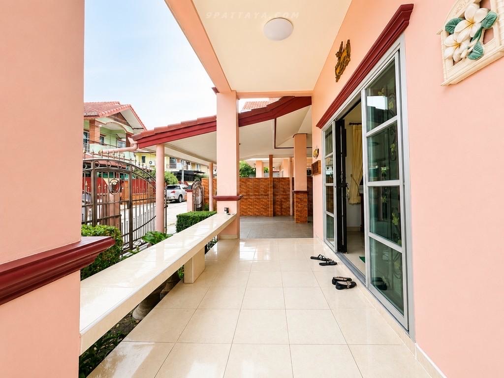 For Rent — 2-Storey Detached House with Garden at Sirisa 9, South PattayaSpacious 3 bedrooms 3 bathroom 3