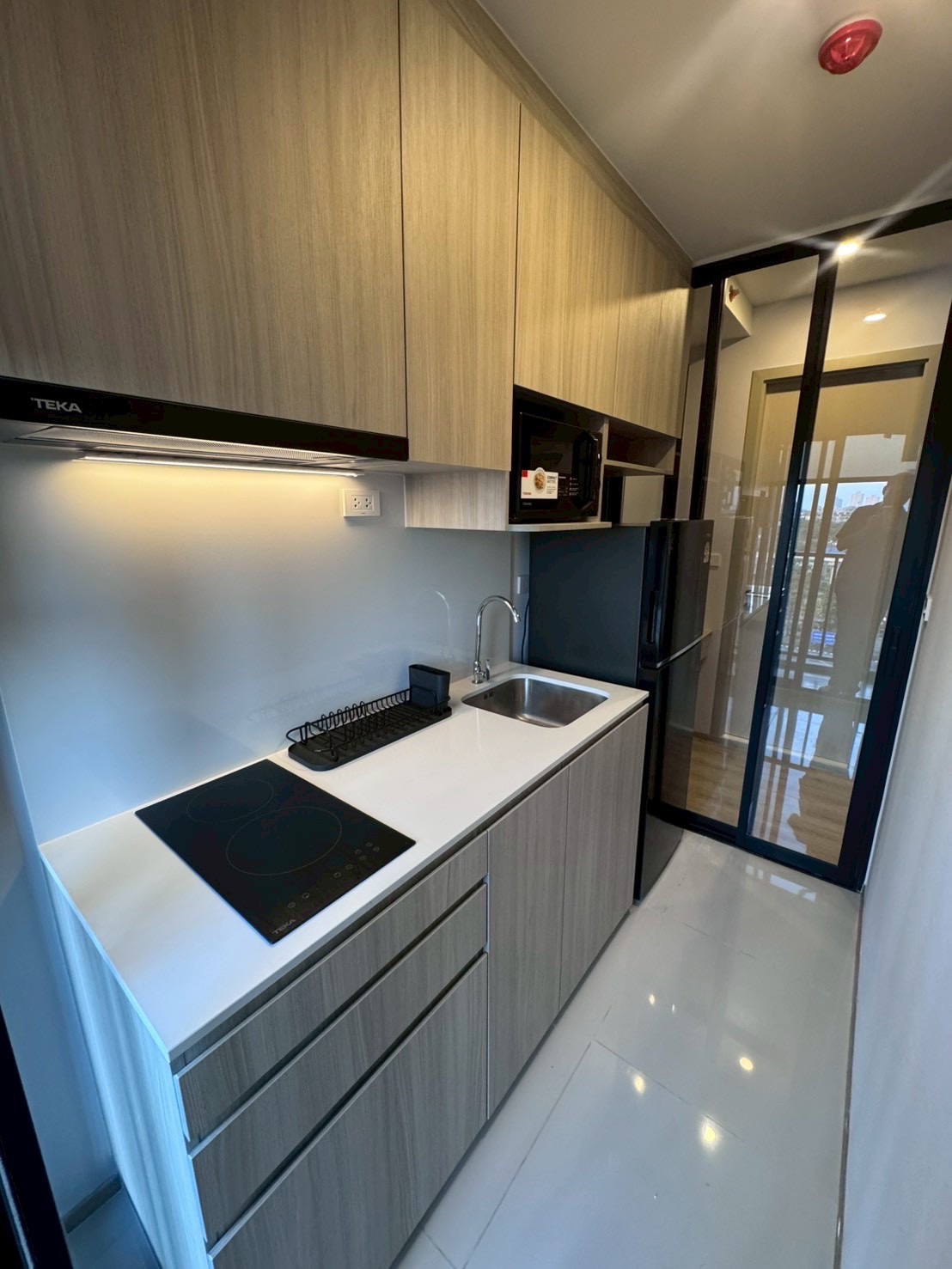 ให้เช่า Condo Origin place bangna ชั้น 10 ขนาด 29 ตรม. วิวสระ ระเบียงฝั่งตะวันออก แดดเช้า  ภาพจากห้องจริง เฟอร์นิเจอร์บิวท์อินครบ ที่นอน lLUNIO 13