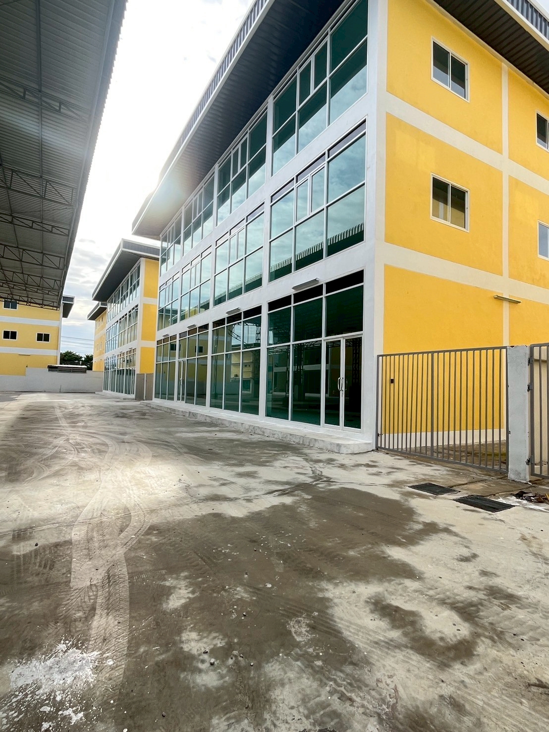 ื้พื้นที่ให้เช่า ออฟฟิศให้เช่า อาคารพาณิชย์ 7