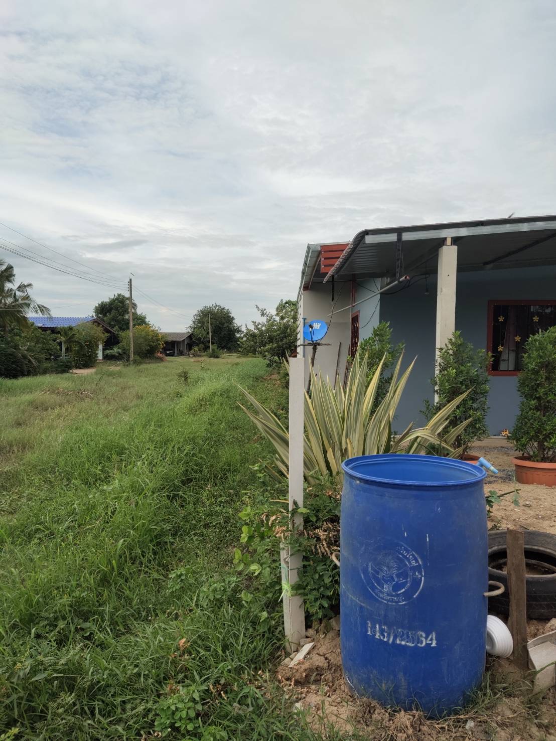 ที่ดิน 98 ตรว. ติดถนนสาธารณะ2ด้าน ใกล้วัดหนองกลางด่าน ต.กรับใหญ่  อ.บ้านโป่ง จ.ราชบุรี แอดไลน์หรือโทร0984239825 3