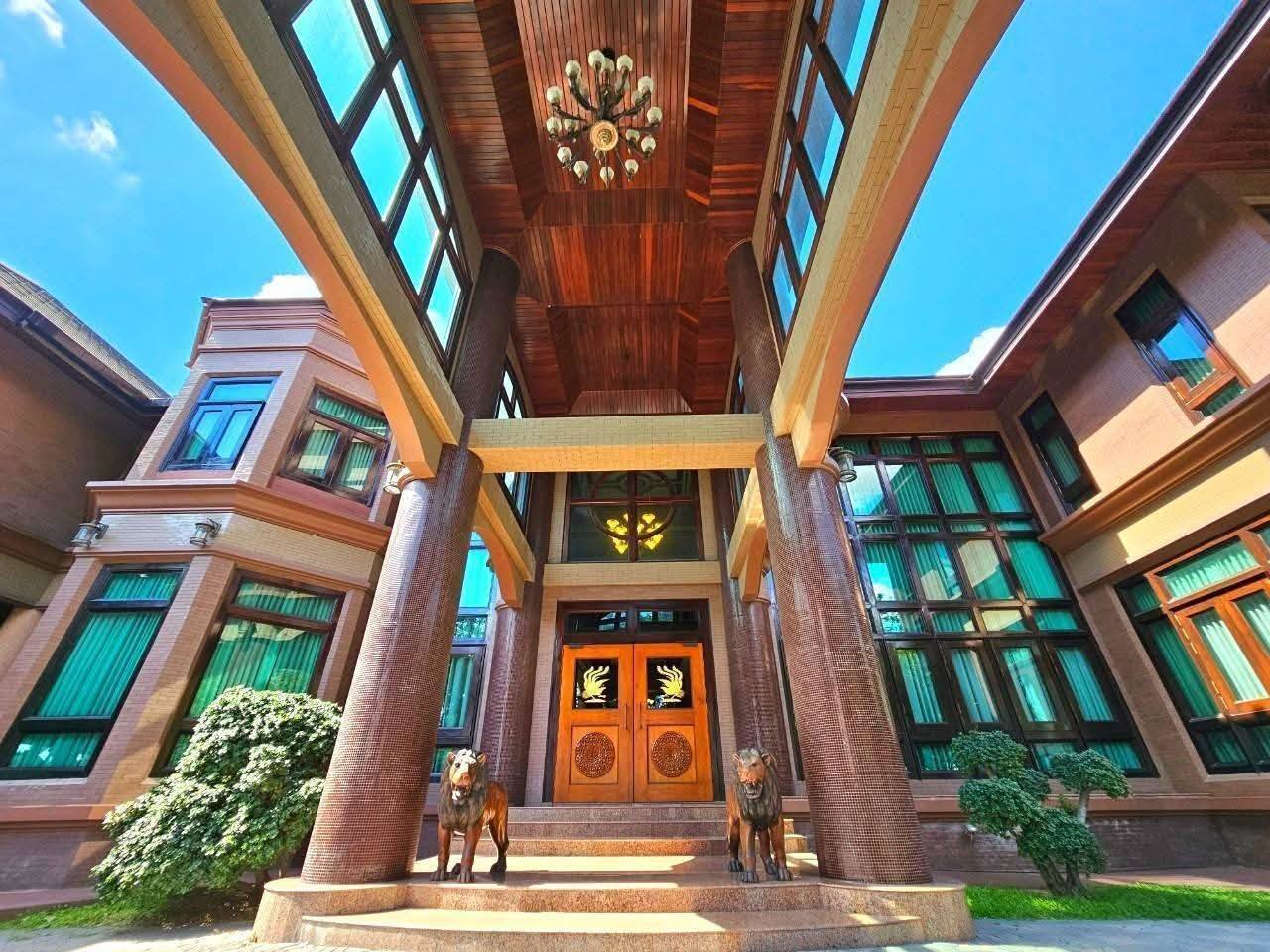 Luxury home For Sale A luxurious mansion in downtown Sriracha. 7