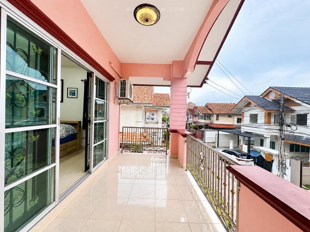 For Rent — 2-Storey Detached House with Garden at Sirisa 9, South PattayaSpacious 3 bedrooms 3 bathroom 9