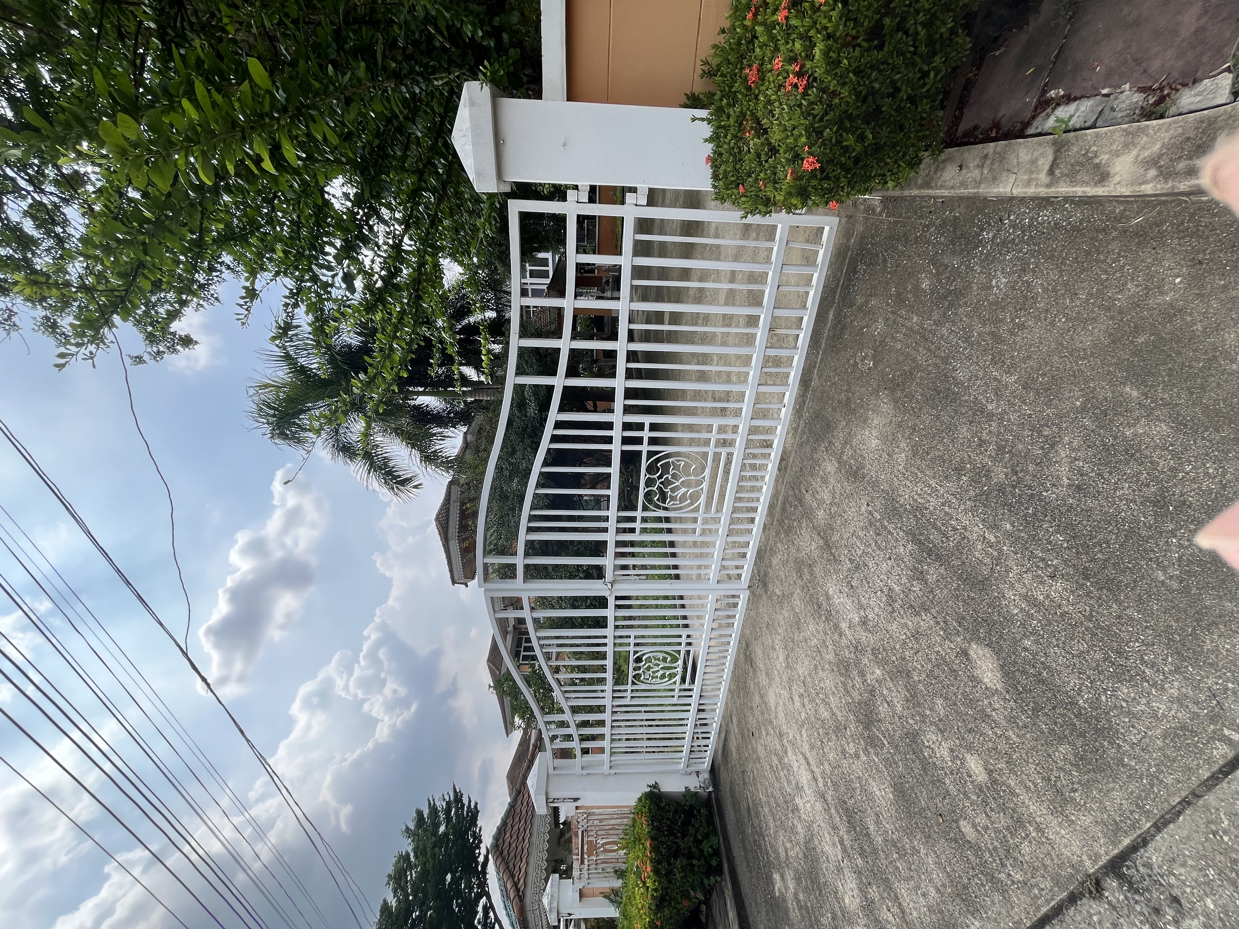 บ้านพร้อมที่ดิน 330 ตรว. แปลงใหญ่หายากในหมู่บ้านธัญธานี โฮม ออนกรีน ติดสนามกอล์ฟ เหมาะกับครอบครัวใหญ่ทำพู หรือสายเรนโนเวททำกำไร 17.9 ล้านบาท รา 7