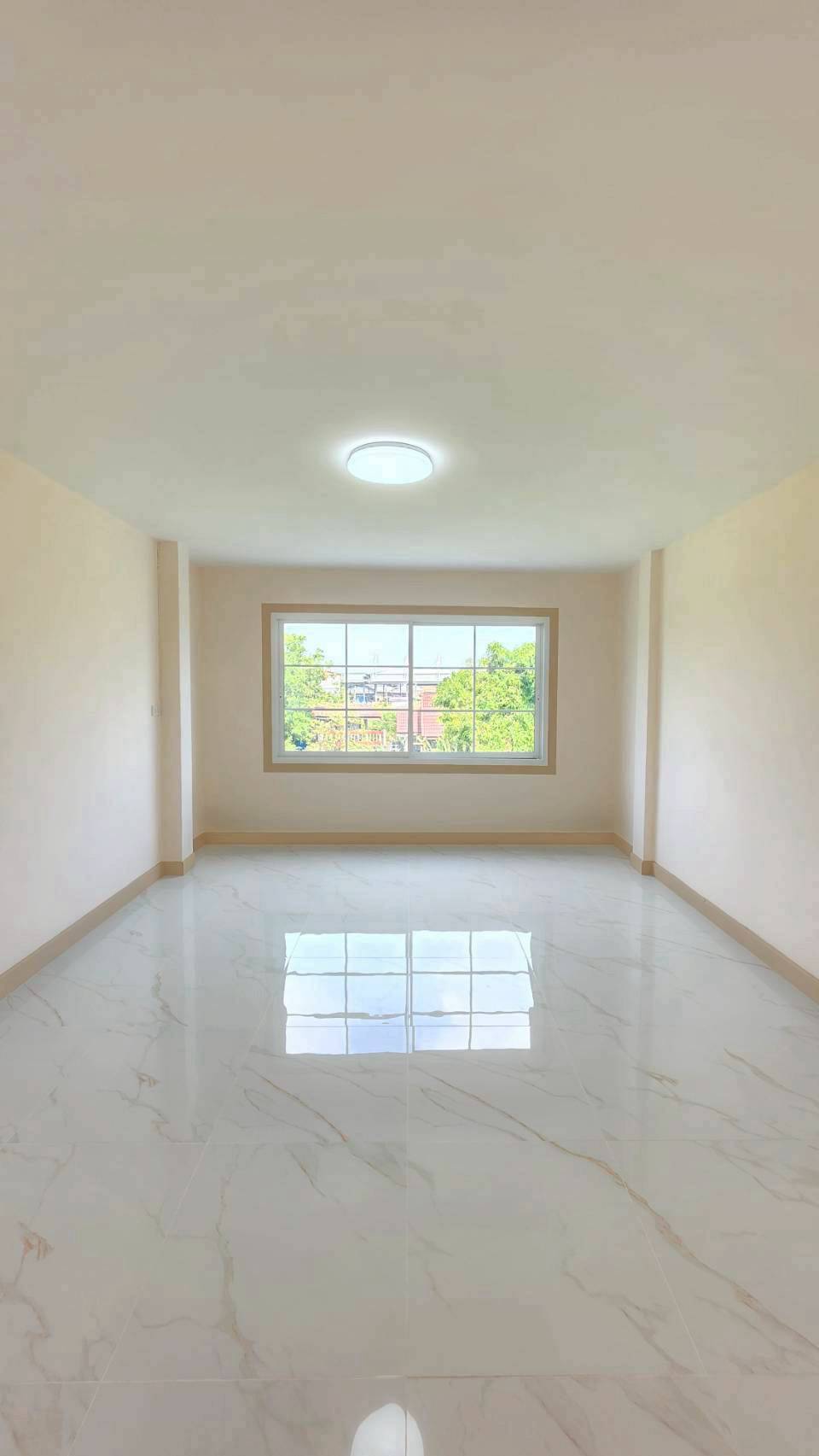 หมู่บ้านธารทอง2  ซอยวัดลาดปลาดุก ทาวน์เฮาส์ 2 ชั้นหลังมุม หน้าบ้านหลังบ้านไม่ชนใคร ห่างจากปากซอยวัดลาดปลาดุกเพียง 1 กม. 15