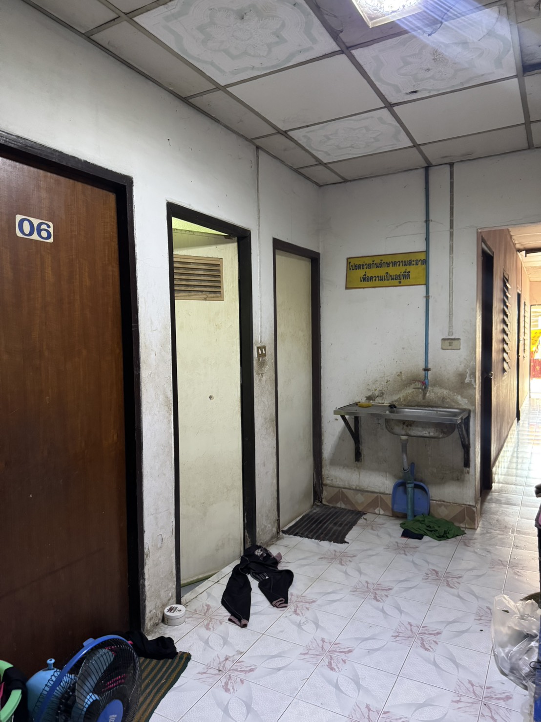 ทาวน์เฮ้าส์ 2 ชั้น ทำเลทอง ใจกลางตลาดสี่มุมเมือง เหมาะสำหรับนักลงทุน ปล่อยเช่าต่อได้ทันที มีรายได้สม่ำเสมอ 12