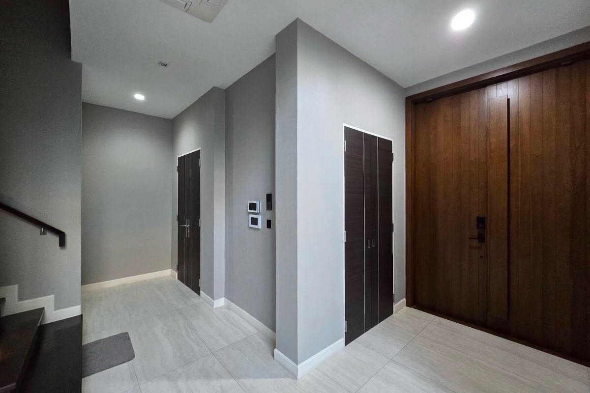 ให้เช่าบ้านหรู The Gentry พัฒนาการ 2บ้านเดี่ยว 3 ชั้น สไตล์ Luxury Villa พร้อมเฟอร์นิเจอร์ครบ ใกล้ Clubhouse เพียง 5 กม. ถึงทองหล่อ 6
