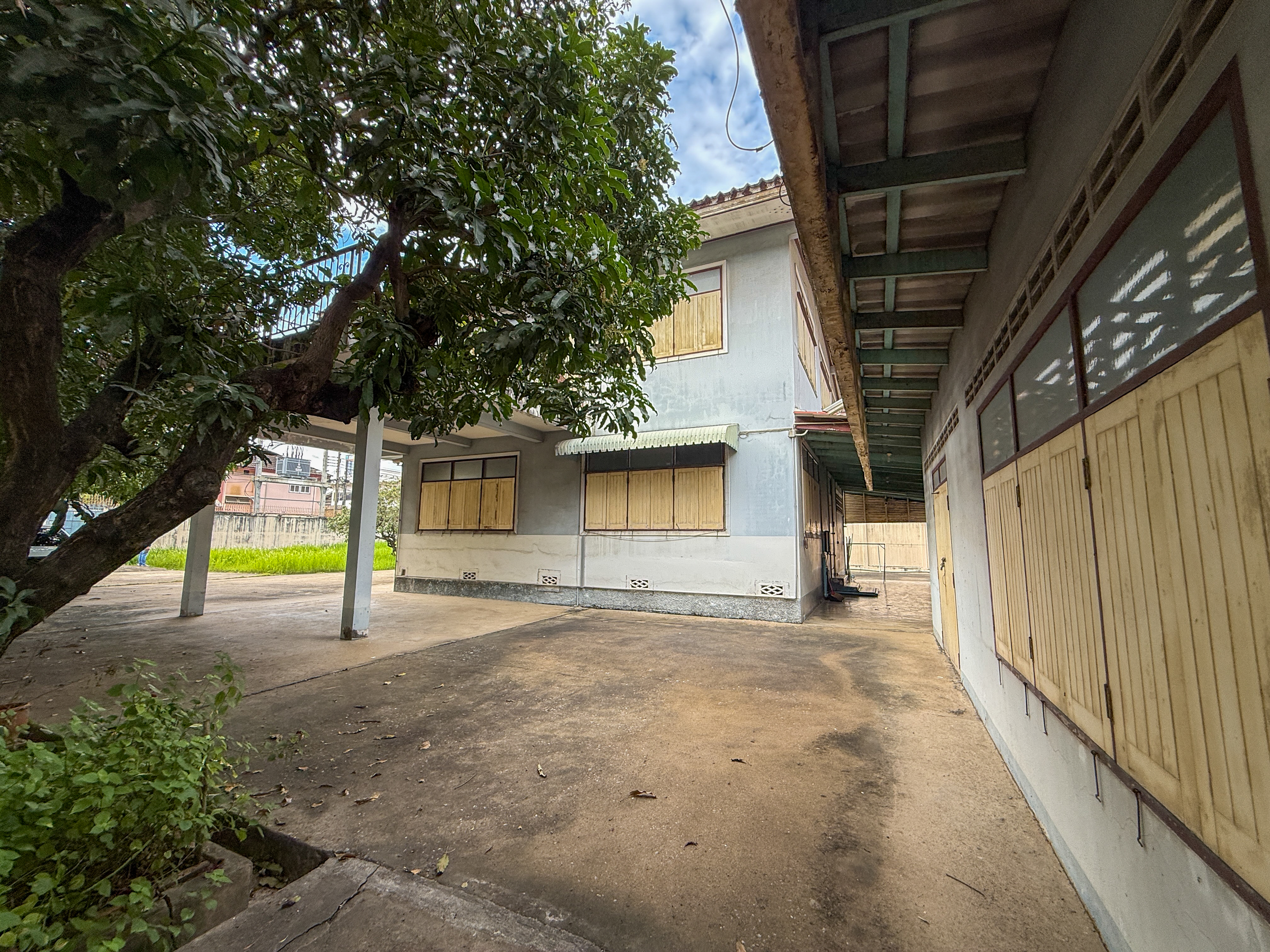 ให้เช่าที่ดินพร้อมสิ่งปลูกสร้าง 658 ตรว ,ติดถนนสาธุประดิษฐ์ เหมาะแก่การพักอาศัย และร้านคาเฟ่ ,ร้านอาหาร 4