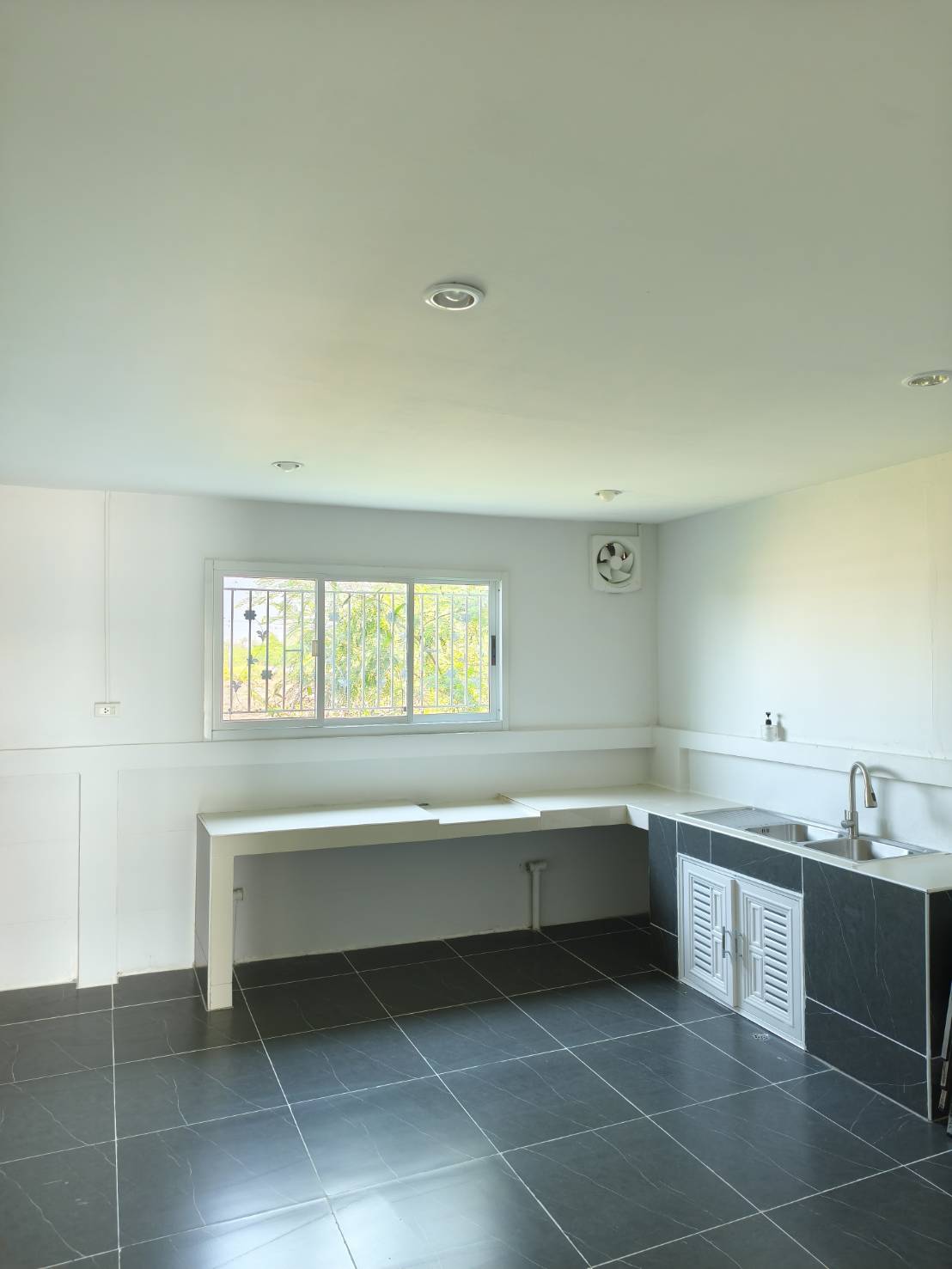 ตึกแถว 3 ชั้น ครึ่ง ถนนข้าวหลาม บางแสน จ.ชลบุรี 9