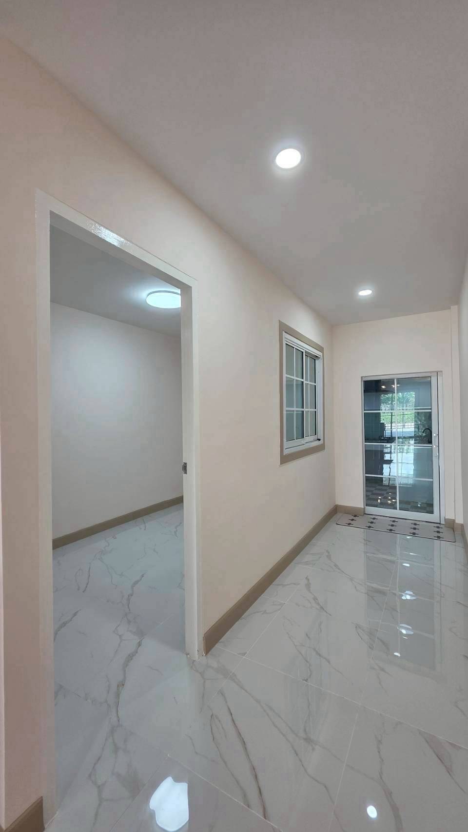 หมู่บ้านธารทอง2  ซอยวัดลาดปลาดุก ทาวน์เฮาส์ 2 ชั้นหลังมุม หน้าบ้านหลังบ้านไม่ชนใคร ห่างจากปากซอยวัดลาดปลาดุกเพียง 1 กม. 9