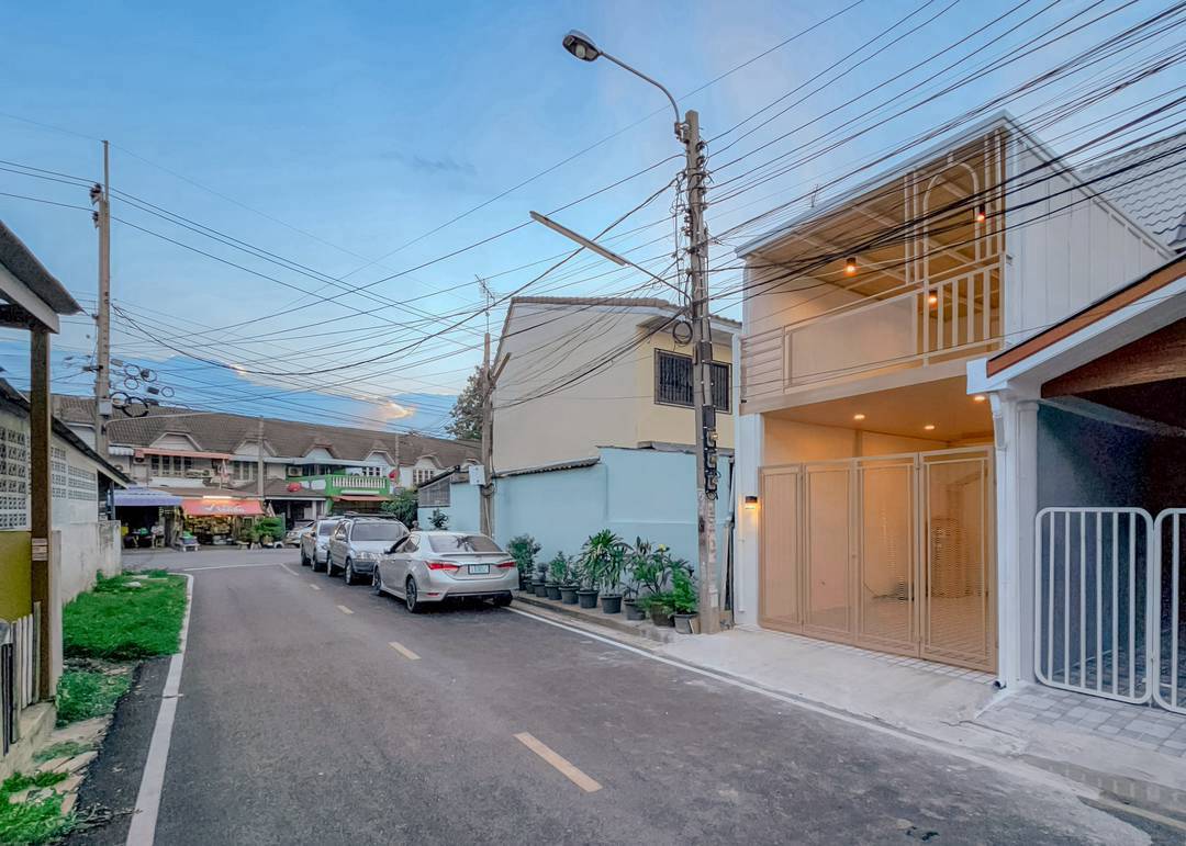 หมู่บ้านร่มเงาไม้  ถนนวัดลาดปลาดุกทาวน์เฮ้าส์ 2 ชั้น  มีระเบียงด้านหน้ารับลม ตกแต่งใหม่พร้อมอยู่ ต้นโครงการ 3