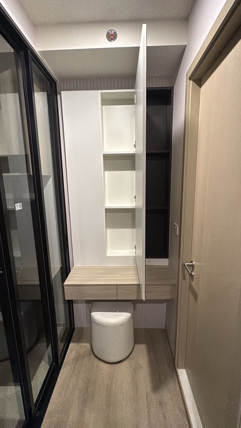 ให้เช่า Condo Origin place bangna ชั้น 10 ขนาด 29 ตรม. วิวสระ ระเบียงฝั่งตะวันออก แดดเช้า  ภาพจากห้องจริง เฟอร์นิเจอร์บิวท์อินครบ ที่นอน lLUNIO 9