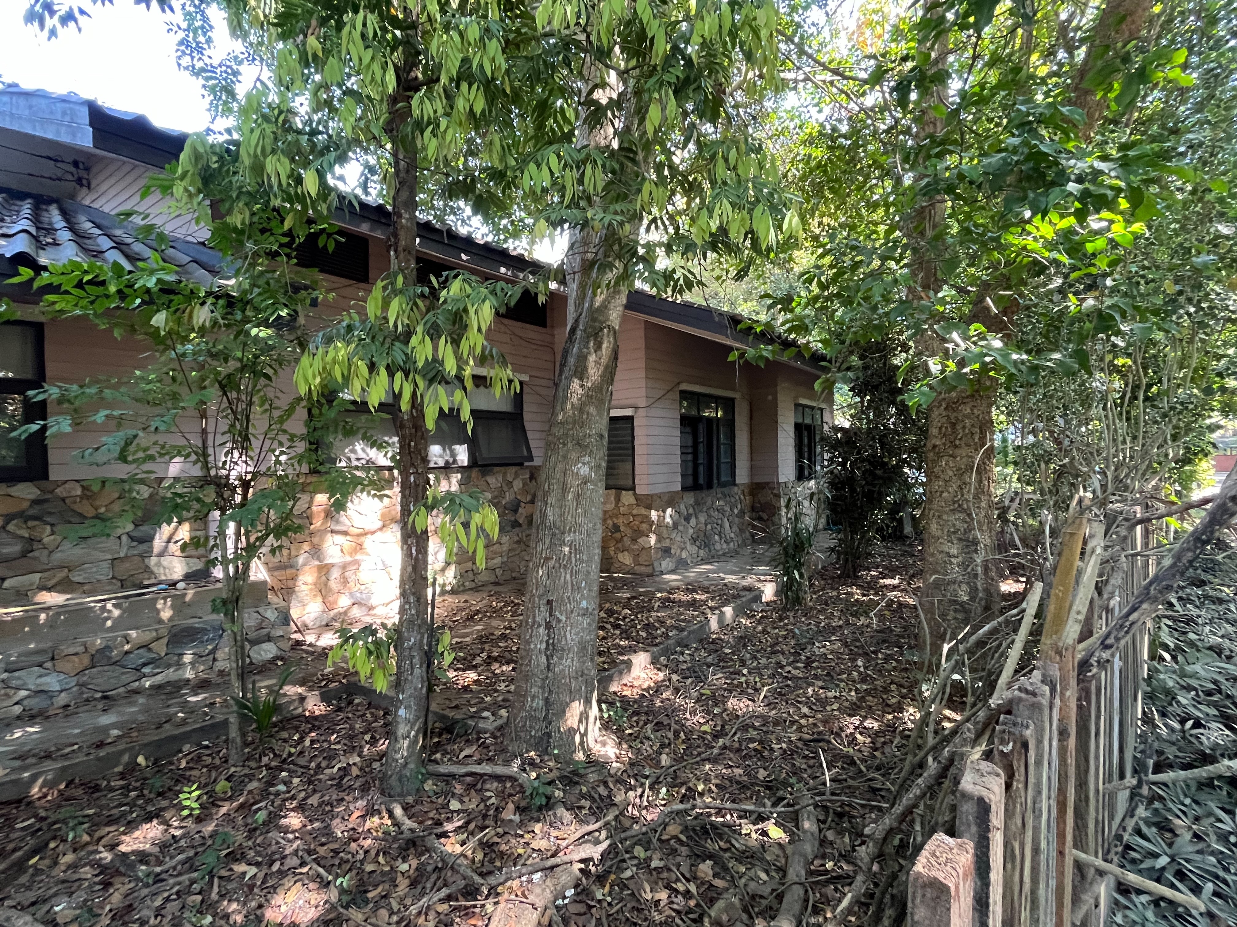 ที่ดินพร้อมบ้าน จำนวน 1 ไร่ มี 2 โฉนด 10