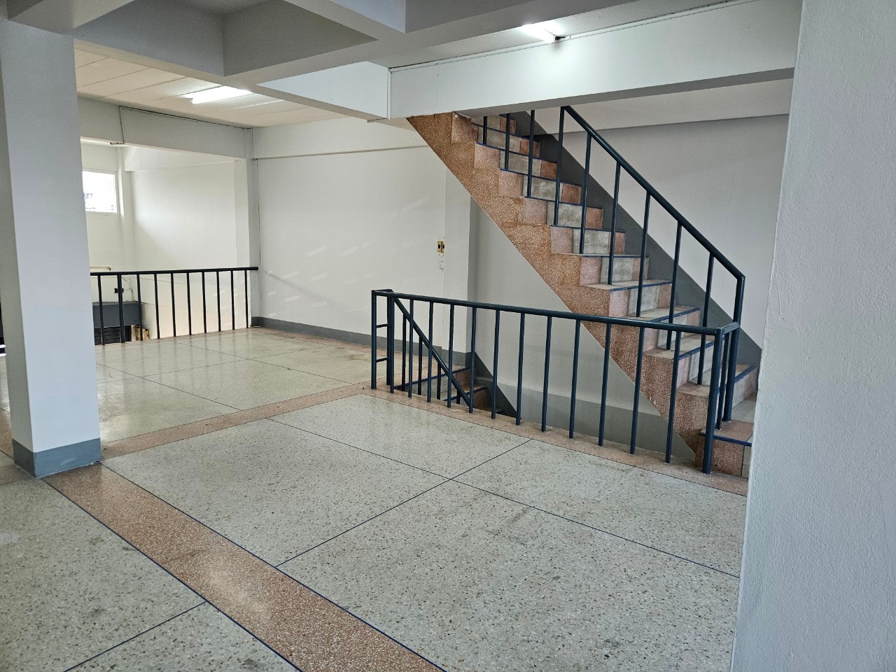 ให้เช่าตึกแถว 5 ชั้น ซอยวัดนักบุญเปโตร ตำบลท่าข้าม อำเภอสามพราน จังหวัดนครปฐม 5 ชั้น 5 ห้องนอน 5 ห้องน้ำ แต่งสวยพร้อมอยู่ ใกล้วัดนักบุญเปโตร 5