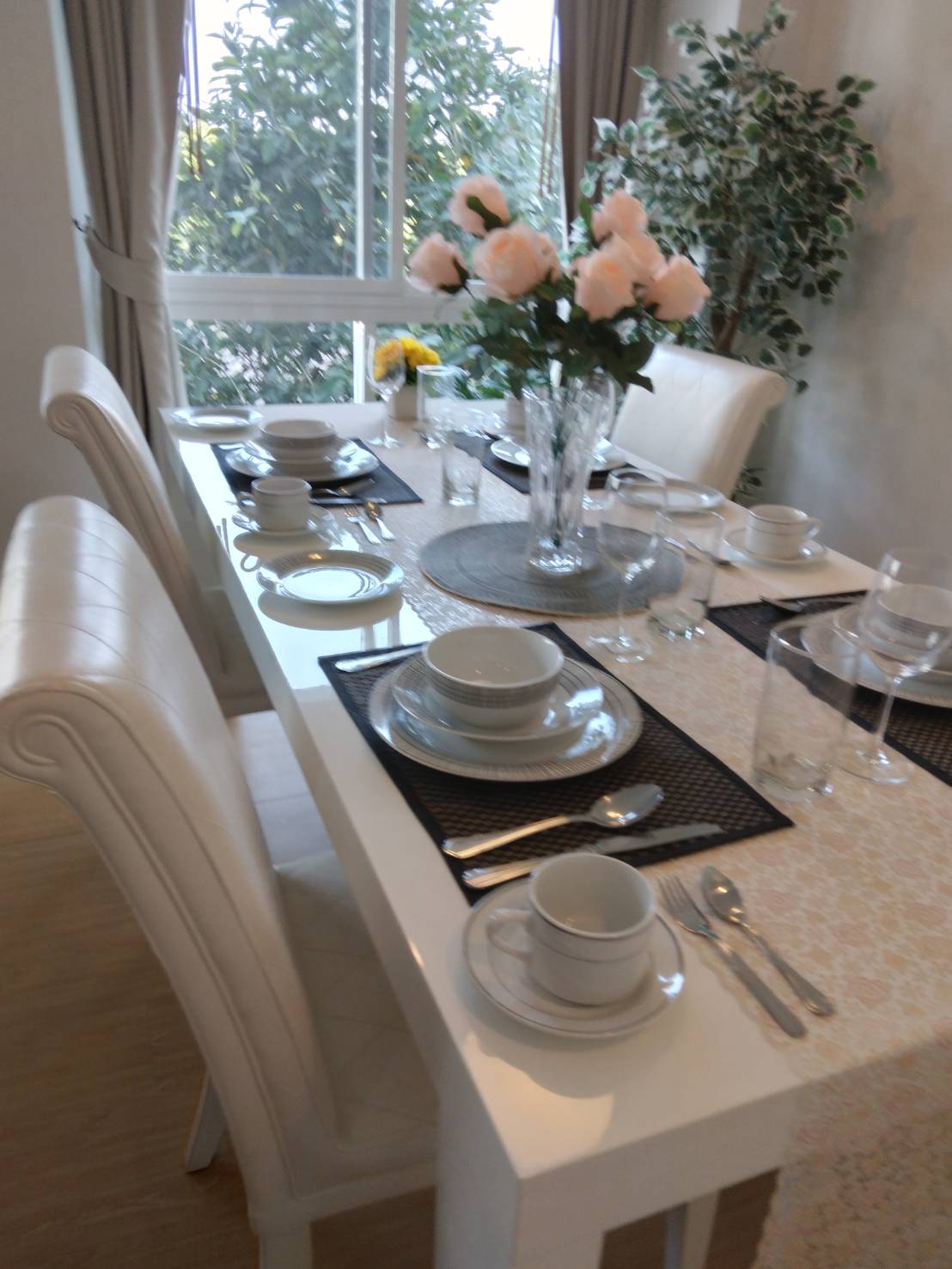 ให้เช่าคอนโดหรูสไตล์วิวล่า สองขนาด 100-200 ตรม. 2 ห้องนอนและ 2 ห้องน้ำ, จากุซซี่ ใกล้บิ๊กซีเอกมัย 1