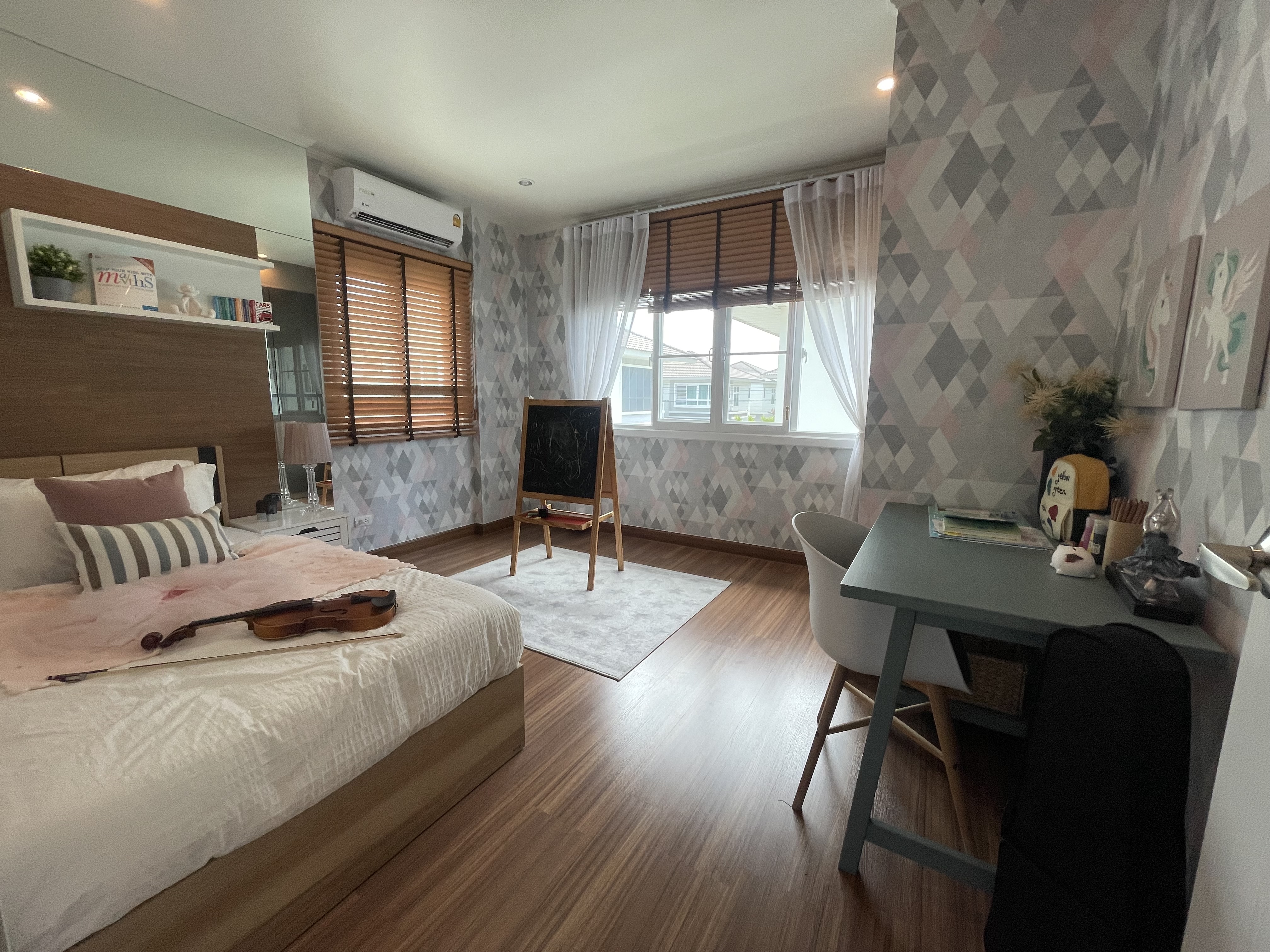 บ้านเดี่ยว 2 ชั้น พื้นที่ใช้สอย 213ตร.ม. ขนาด 4 ห้องนอน 3 ห้องน้ำ 1 ห้องนั่งเล่น ที่จอดรถ 2 คัน 5
