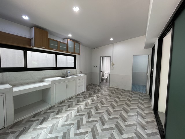 บ้านว่าง ให้เช่า หมู่บ้าน ต.รวมโชค โชคชัย 4 ซอย 56 ลาดพร้าว ลาดพร้าววังหิน ใกล้MRTโชคชัย 4 เลียบด่วน รับออฟฟิศนามบุคคลเท่านั้น แต่งแบบโมเดิร์น โปร่ง ใ 16