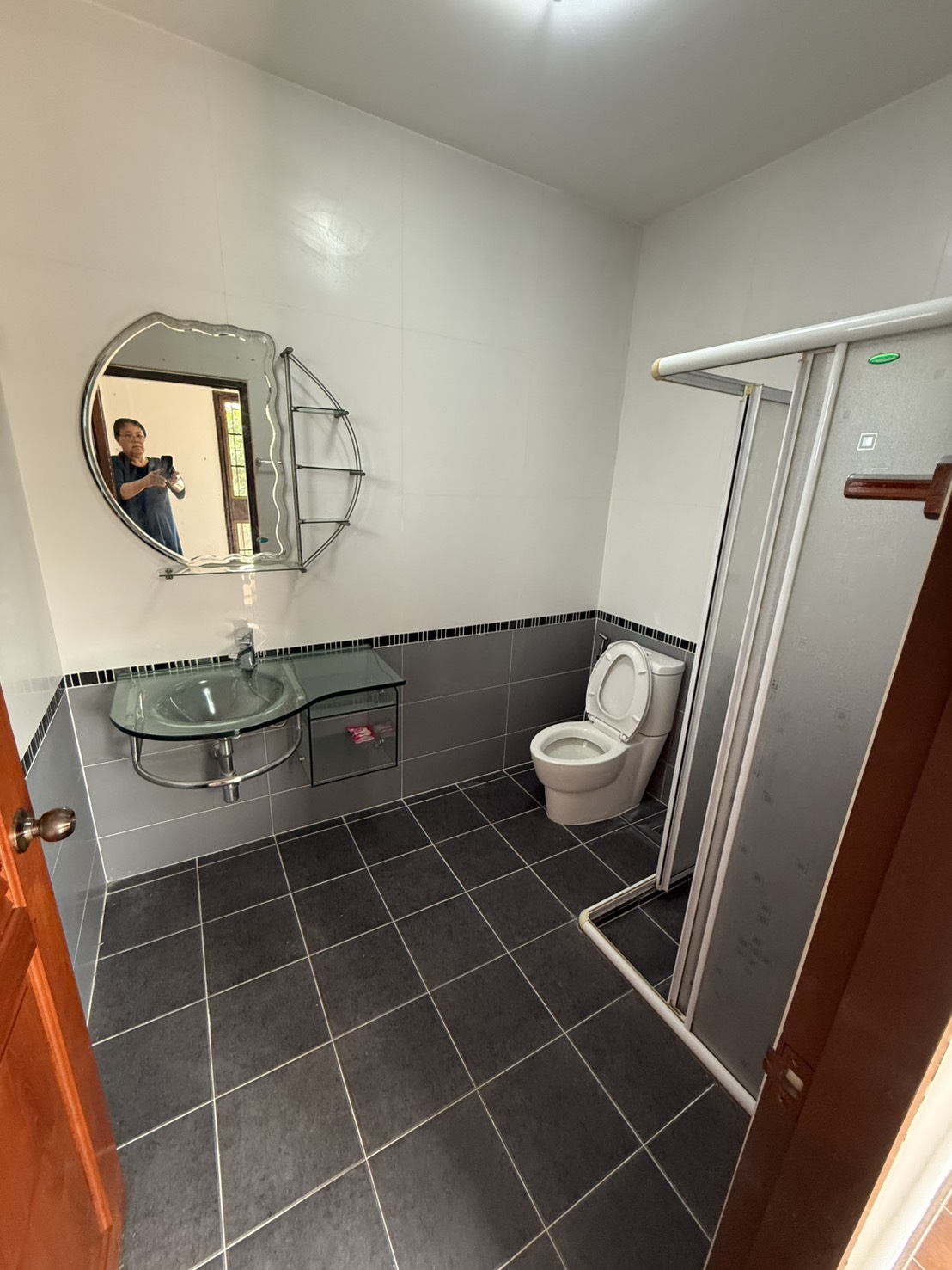 ขายบ้านเดี่ยว หมู่บ้านลีฟวิ่งนารา ซ.เคหะร่มเกล้า 64 แขวงคลองสองต้นนุ่น เขตลาดกระบัง เนื้อที่71ตารางวา  4ห้องนอน 4ห้องน้ำ ติดโซลาเซลล์(ขายไฟได้) 4