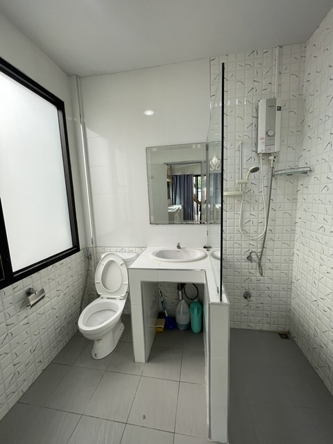 บ้านว่าง ให้เช่า หมู่บ้าน ต.รวมโชค โชคชัย 4 ซอย 56 ลาดพร้าว ลาดพร้าววังหิน ใกล้MRTโชคชัย 4 เลียบด่วน รับออฟฟิศนามบุคคลเท่านั้น แต่งแบบโมเดิร์น โปร่ง ใ 2