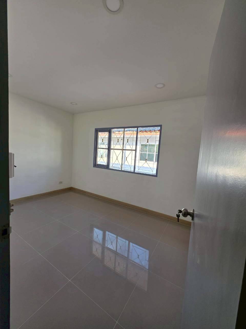 ทาวเฮาส์รีโนเวทใหม่ พร้อมอยู่ มบ.สิรารมย์ ถ.บ้านกล้วย-ไทรน้อย (เจ้าของขายเอง) 12