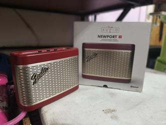 Fender Newport2 สีแดง/เทา สภาพนางฟ้า ไม่ค่อยใช้งาน อุปกรณ์ครบ กล่อง_อแดปเตอร์_หัวชาร์ต 4 หัว เสียงดีการันตี^^