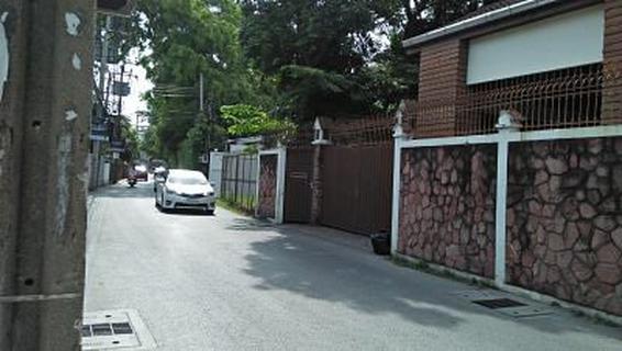 vacant land for sale Small plot suitable for making a single house, Phra Khanong, at the beginning of Soi รูปที่ 5