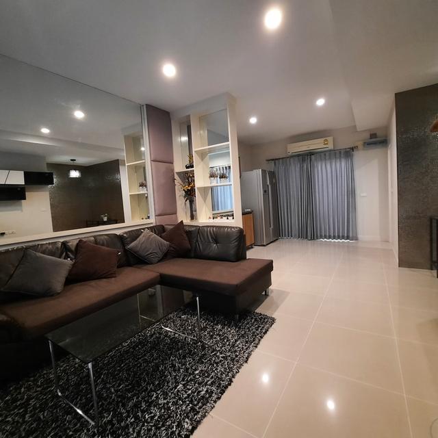 ขาย Townhome 3ชั้น ม. เดอะเมโทร พระรามเก้า เดินทางสะดวก ใกล้รถไฟฟ้าเหลือง+AirportLink หัวหมาก ใกล้มอเตอร์เวย์ไปชลบุรี รพ. สมิติเวชศรีนครินทร์