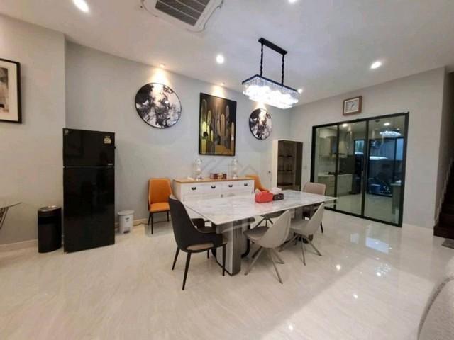 ให้เช่าบ้านสวย Pool villa 3 ชั้น 8 ห้องนอน The Honor โยธินพัฒนา เลียบด่วน พร้อมลิฟท์ หน้าสวน หน้าบ้านไม่ชนใคร ใกล้เซ็นทร 6