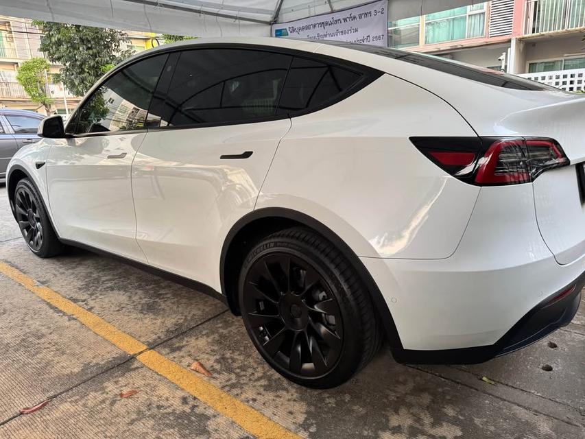 Tesla Model Y สีขาว 10