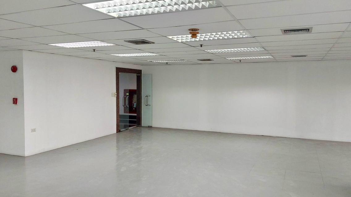 Prime Office for SALE at Ocean Tower 1 view facing Benjakitti Park 3