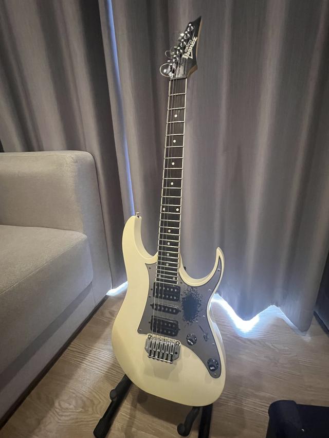 ดีต้าร์ ibanez สีขาว Gio กับ แอมป์+mt-02