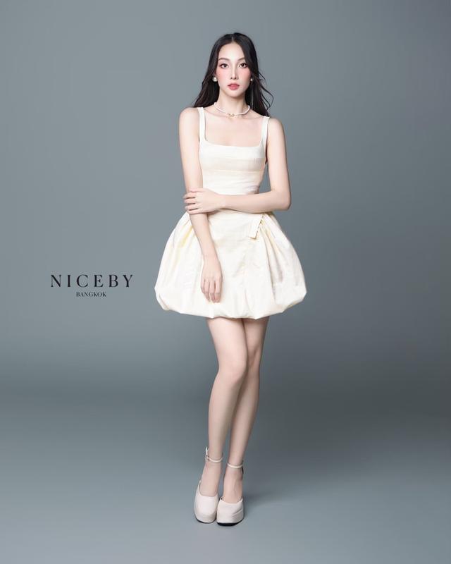 เดรสสั้นมาในสี IVORY WHITE สีขาวงาช้าง ให้ลุคความเรียบหรู แต่คงความน่ารักและสดใส เหมาะกับทุกไลฟ์สไตล์ของคุณ