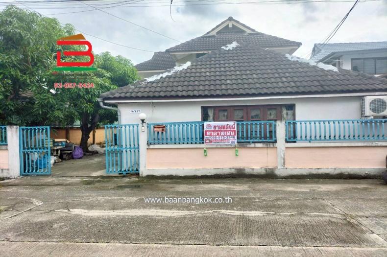 บ้านเดี่ยว หมู่บ้านพาราไดซ์การ์เด้นท์ (ซอยร่มเกล้า 19) เนื้อที่ 65.6 ตร.ว (ใกล้บิ๊กซีร่มเกล้า) แขวงคลองสามประเวศ เขตลาดกระบัง กรุงเทพมหานคร