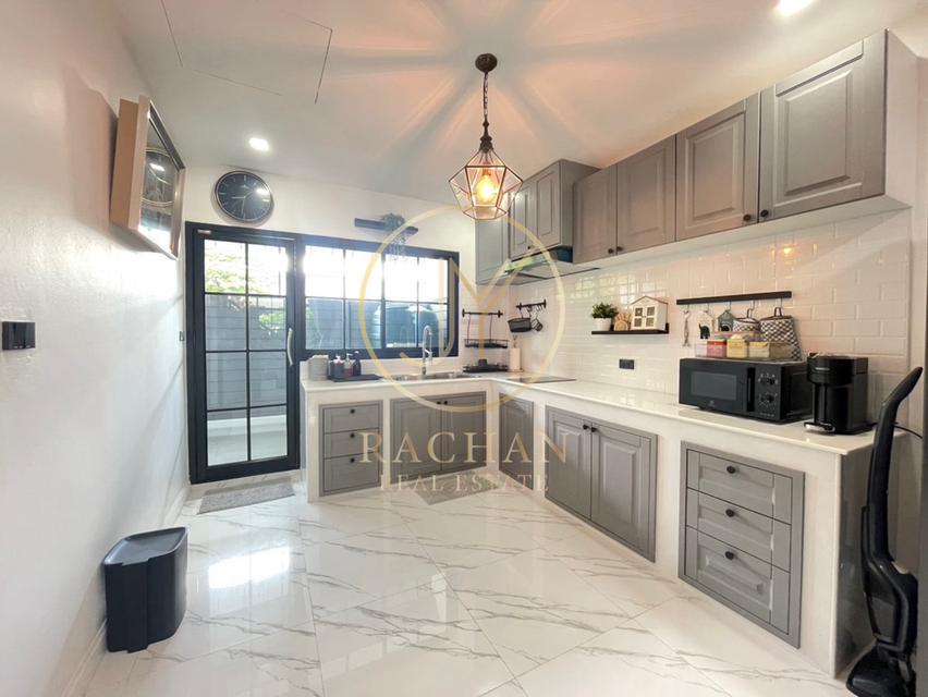 B69-300 ขายด่วน ทาวน์โฮม 3 ชั้น จัดเต็มเฟอร์นิเจอร์ทั้งหลัง หมู่บ้านรื่นฤดี รามคำแหง180  เนื้อที่ 18.2 ตร.ว พื้นที่ใช้สอย 140 ตร.ม 4 ห้องนอน 10