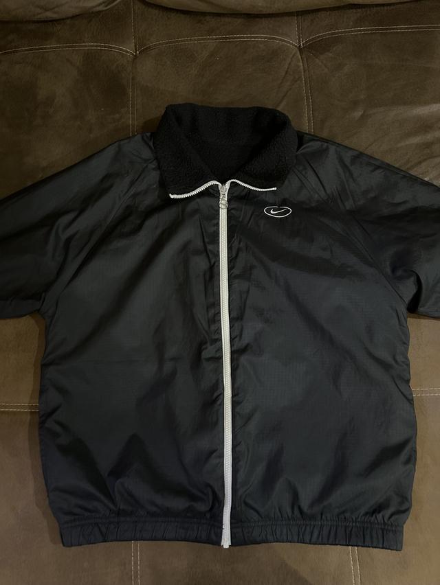 Nike Reversible Fleece Coat jacket Black.Details : Biglogo ใส่ได้2ด้าน เฟี้ยวๆเลยครับกันลมกันเเดดกันหนาว📌📌📌Size: M 25.5/27.5