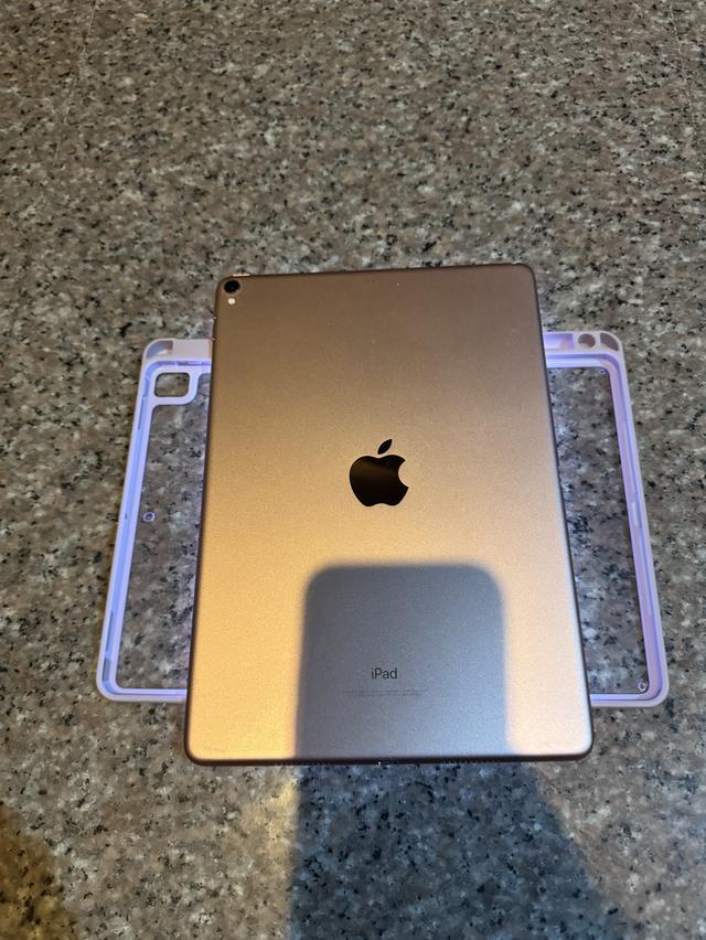 ขายiPadPro10.5สีRose Gold64กิ๊กสภาพสวยๆจอไม่มีไบร้ไม่มีเหลืองไม่มีจุดหายาหสภาพนี้ 2