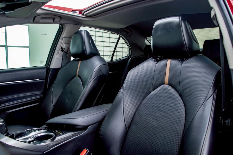 TOYOTA CAMRY 2.5 HEV PREMIUM LUXURY ปี2022 สีแดง รูปที่ 9