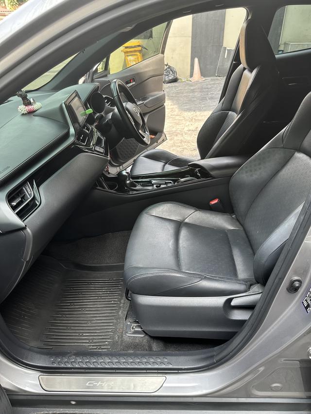 ขายด่วน Toyota C-HR 1.8 Entry ปี 2019 สีเทา 10