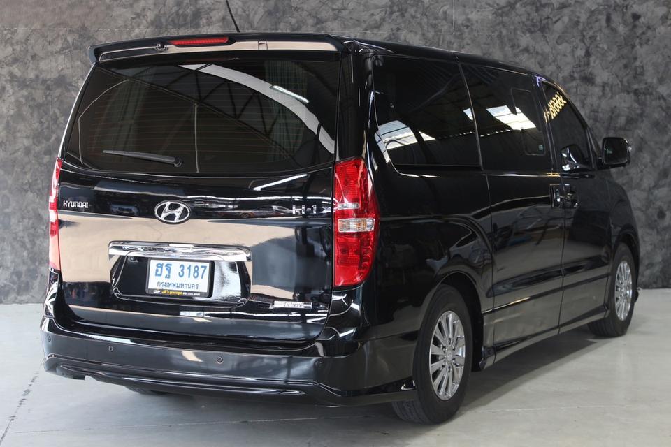 รหัสรถ JRS3187 🚐✨ HYUNDAI H-1 ปี 2017 สีดำสุดหรู สภาพพร้อมใช้ รูปที่ 4